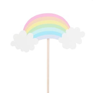 Puede incluir: Un arco&iacute;ris pastel con nubes a cada lado, unido a un palo de madera. Este adorno de pastel de arco&iacute;ris es perfecto para agregar un toque caprichoso a cualquier celebraci&oacute;n.
