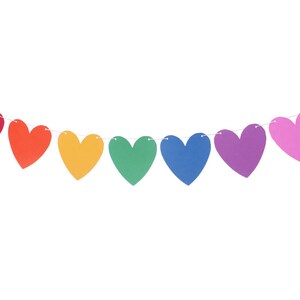 Puede incluir: Una guirnalda de corazones arco&iacute;ris con corazones rojos, naranjas, amarillos, verdes, azules, morados y rosas.
