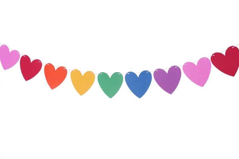 Puede incluir: Una guirnalda de corazones arco&iacute;ris con corazones rojos, naranjas, amarillos, verdes, azules, morados y rosas.