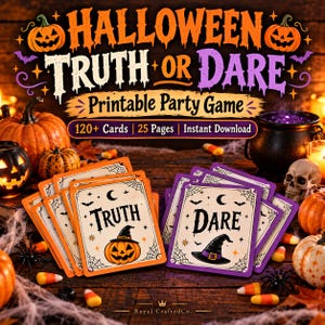Könnte beinhalten: Ein ausdruckbares Halloween Truth or Dare Partyspiel mit über 120 Karten und 25 Seiten. Die Karten sind in zwei Stapeln angeordnet, einer orange mit Kürbisgrafik und einer lila mit Hexenhutgrafik, auf einer dunklen Holzoberfläche platziert.