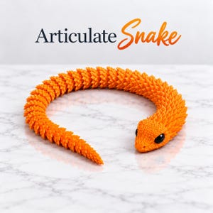 Puede incluir: Un juguete de serpiente articulada de color naranja con un patrón de escamas texturizadas y puntiagudas y ojos negros lisos. El texto "Articulate Snake" aparece impreso sobre el objeto en letra gris oscuro y naranja.