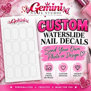 以下が含まれることがあります： 16個の角丸長方形が並んだ白いネイルデカールシート。Gemini Nail Studioのロゴ、ピンク色の「CUSTOM WATERSLIDE NAIL DECALS」「Send Your Own Photo or Design」の文字、画像、ハート、ダイヤモンドのアイコンがデザインされています。
