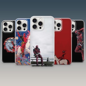 Puede incluir: Cinco fundas para smartphone con gráficos de Deadpool. La primera muestra a Deadpool con una pistola, la segunda montado en un caballo blanco, la tercera sentado en una repisa, la cuarta un dibujo lineal sobre un caballo y la quinta de pie.