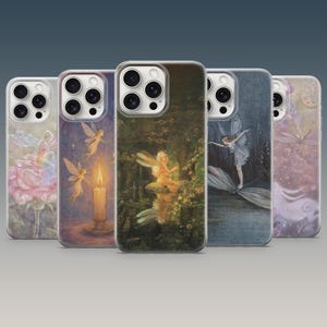 Peut inclure: Cinq coques de smartphone alignées, chacune présentant une illustration différente sur le thème des fées. Les motifs incluent une fée sur une rose rose, des fées près d'une bougie allumée, une fée en forêt, une fée sur une libellule et une fée.