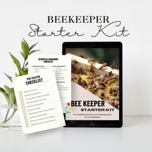 Puede incluir: Un kit de inicio para apicultores que incluye una tableta digital con una guía ilustrada con un panal lleno de abejas, junto a listas de verificación impresas, todo presentado sobre un fondo de color liso.