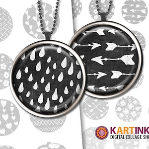 Könnte beinhalten: Zwei runde Anhänger-Halsketten mit schwarz-weißen Designs. Ein Anhänger zeigt weiße Regentropfen auf schwarzem Hintergrund, der andere weiße Pfeile. Die Halsketten hängen an einer silbernen Kette. Der Hintergrund hat verschiedene graue und weiße kreisförmige Muster.