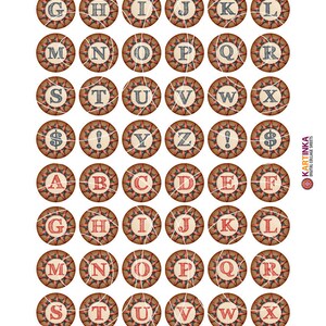 Puede incluir: Un conjunto de 36 c&iacute;rculos de papel para scrapbooking imprimibles con el alfabeto y s&iacute;mbolos. Los c&iacute;rculos son marrones con un dise&ntilde;o de estrella roja y blanca. Cada c&iacute;rculo presenta una letra del alfabeto, un signo de d&oacute;lar, un signo de exclamaci&oacute;n o un signo de interrogaci&oacute;n en fuente gris.