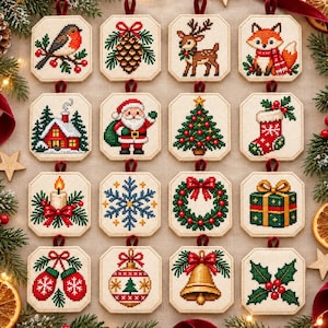 Op de afbeelding: Een set van zestien vierkante kruissteekornamenten met kerstmotieven, waaronder een roodborstje, dennenappel, rendier, vos, huis, de Kerstman, boom, kerstsok, kaars, sneeuwvlok, krans, cadeau, wanten, kerstbal, bel en hulstblaadjes.