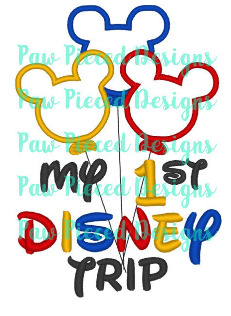 Puede incluir: Tres globos con forma de cabeza de Mickey Mouse en rojo, amarillo y azul, con el texto "My 1st Disney Trip" en negro, rojo, amarillo y azul.