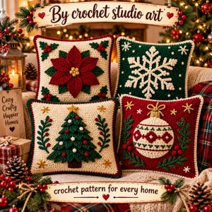 Può includere: Quattro cuscini quadrati all'uncinetto con motivi natalizi: una stella di Natale rossa su crema, un fiocco di neve bianco su verde scuro, un albero di Natale verde su crema e una pallina decorata su rosso con dettagli in rilievo.