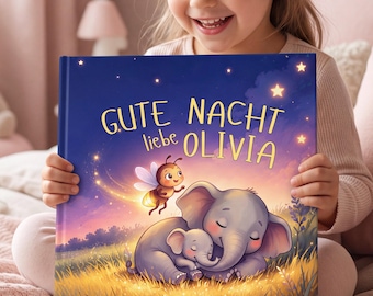 Op de afbeelding: Een kinderboek met harde kaft en een donkerblauwe nachthemel met gele sterren. De kaft toont de tekst "GUTE NACHT liebe OLIVIA" boven een illustratie van een kleine bij die over een grote olifant en een babyolifant vliegt.