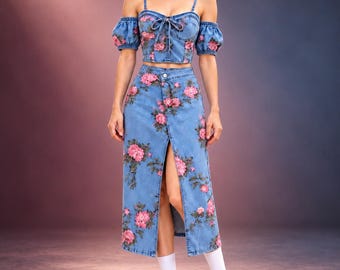 Dwuczęściowy komplet z niebieskiego denimu z kwiatowym wzorem, krótki top z odkrytymi ramionami i spódnica midi