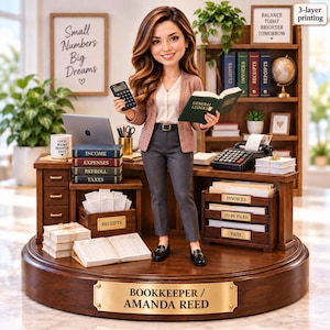 Può includere: Una statuetta di un contabile di nome Amanda Reed in piedi a una scrivania in legno con una calcolatrice, un libro mastro, un portatile e pile di documenti etichettati come entrate, spese, paghe, tasse, fatture e ricevute su una base.