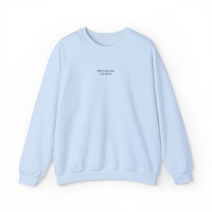 Cuando un hombre dice confía en mí / Sudadera minimalista con bordado