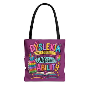 Może przedstawiać: Fioletowa torba typu tote z czarnymi uchwytami, ozdobiona kolorową grafiką z napisem: DYSLEXIA ISN'T A DISABILITY... IT'S A DIFFERENT ABILITY. Wzór zawiera stos książek z napisami THINK, CREATE, SOLVE, IMAGINE, DREAM, ACHIEVE oraz SEE THE POTENTIAL, NOT THE STRUGGLE.