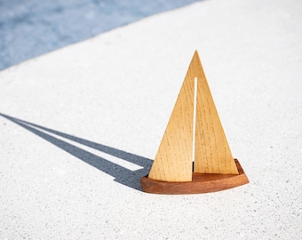 Handgefertigtes Segelboot aus Holz, minimalistische maritime Dekoration, skandinavische Bootsskulptur