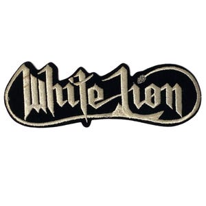 Puede incluir: Un parche bordado que presenta el texto White Lion en una fuente estilizada de inspiración gótica. Las letras están cosidas en un color crema claro sobre un fondo negro sólido, con un borde color crema a juego que perfila la forma.