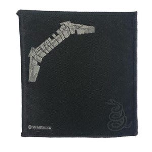 Pode incluir: Um emblema quadrado preto bordado com o logótipo prateado da Metallica no canto superior esquerdo, um gráfico de uma cobra enrolada no canto inferior direito e o texto 1991 METALLICA em letras brancas no canto inferior esquerdo.
