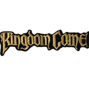 Op de afbeelding: Een geborduurde patch met de tekst Kingdom Come in een gestileerd, gotisch geïnspireerd goudkleurig lettertype. De letters zijn gestikt op een zwarte stoffen achtergrond die de onregelmatige, grillige omtrek van de woorden volgt.