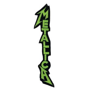 Può includere: Una toppa ricamata verticale che presenta la parola METALLICA in un carattere stilizzato e frastagliato. Le lettere sono di un verde lime brillante con un bordo nero spesso, creando un netto contrasto. Il design segue l'estetica del logo.