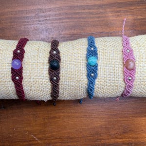 Luna - Makraméarmband med ädelstenspärla och 925 sterlingsilverpärlor | Handknuten | Personlig | Gåva