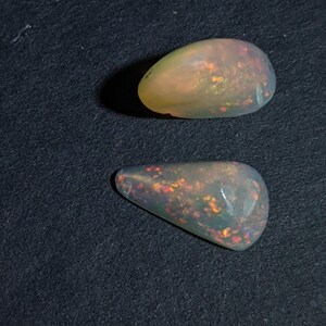 2,25 ct bijpassende set Ethiopische Welo opaal cabochons – Intense rode Pinfire – Druppelvormige oorbellen met edelstenen