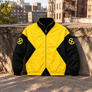Peut inclure: Une veste zippée jaune et noire avec un col montant et une fermeture éclair centrale. Le design présente une grande forme en X jaune sur le devant et des manches noires, chacune ornée d'un logo X-Men circulaire jaune sur le haut du bras.