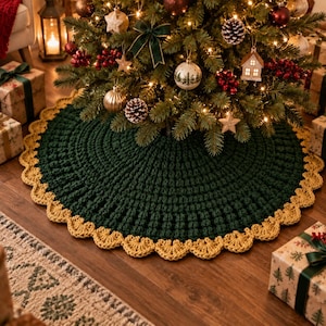 Puede incluir: Una falda de &aacute;rbol circular tejida a ganchillo en color verde oscuro con un patr&oacute;n de punto acanalado texturizado y un borde festoneado decorativo en color amarillo mostaza bajo un &aacute;rbol de Navidad.