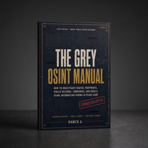 Può includere: Un libro blu scuro intitolato The Grey OSINT Manual di Hamza A. La copertina presenta testo in oro e bianco, un timbro rosso con la scritta Controlled Copy 07 e diagrammi tecnici. È un'edizione da campo per la ricerca su fonti pubbliche.