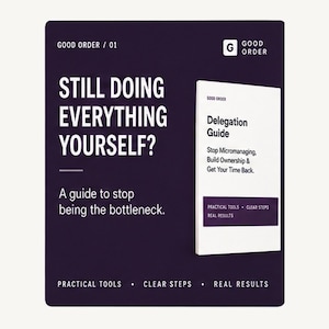 Pode incluir: Um gráfico retangular roxo escuro com texto branco que diz STILL DOING EVERYTHING YOURSELF? A guide to stop being the bottleneck. À direita, um livro branco intitulado Delegation Guide com o subtítulo Stop Micromanaging.