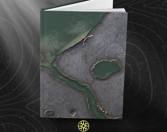 Puede incluir: Un libro de tapa dura con un diseño de paisaje abstracto en verde oscuro y gris en la portada, que presenta un patrón de río sinuoso y pequeñas pozas circulares. En la parte inferior central aparece un logotipo circular amarillo con el texto ASSEMBLE WONDER.