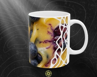 Puede incluir: Una taza de cerámica blanca con una vibrante impresión fotográfica de crema amarilla mezclada con compota de bayas de color púrpura oscuro y arándanos frescos, superpuesta con un patrón gráfico blanco tipo red y el texto ASSEMBLE WONDER.