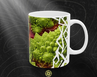 Puede incluir: Una taza de cerámica blanca con un patrón fractal de brócoli Romanesco verde vibrante en su superficie, acentuado por un diseño de líneas geométricas blancas. La taza incluye un asa y muestra el texto ASSEMBLE WONDER en la parte inferior central.