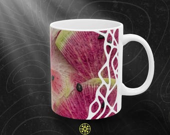 Puede incluir: Una taza de cerámica blanca con un patrón vibrante de rodajas de sandía rosa y verde, acentuado por un diseño de superposición orgánica blanca similar a una red. La taza tiene un asa estándar y un acabado liso, con el texto ASSEMBLE WONDER.
