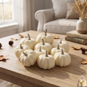 Juego de 10 mini calabazas artificiales, calabazas de imitación color crema con laterales acanalados.