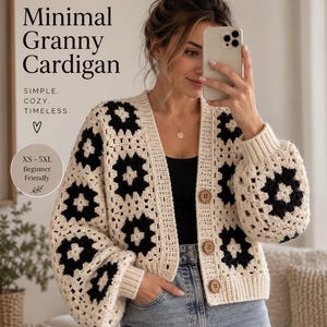 Op de afbeelding: Een gehaakt vest met een zwart en crèmekleurig granny square patroon, lange mouwen, geribbelde boorden en drie bruine knopen. De tekst op de afbeelding luidt: Crochet Pattern, Minimal Granny Cardigan, Simple, Cozy, Timeless, XS-5XL, Beginner Friendly.