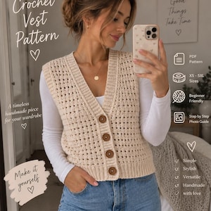 Op de afbeelding: Een crèmekleurig gehaakt vest met een V-hals, een geribbelde zoom en vier bruine knopen aan de voorzijde. De afbeelding bevat tekstoverlays zoals Crochet Vest Pattern, PDF Pattern, XS-5XL Sizes, Beginner Friendly en Step by Step Photo Guide.