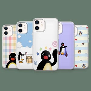 Può includere: Cinque cover trasparenti per smartphone con disegni del personaggio Pingu il pinguino. Le cover mostrano varie scene, tra cui Pingu con un martello e una cassa, Pingu che saluta con stelle colorate, Pingu su un monopattino e motivi con mele.