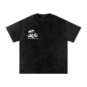 Może przedstawiać: Czarny t-shirt z efektem sprania kwasem, posiadający białą grafikę na lewej piersi. Grafika przedstawia trzy bile bilardowe stylizowane na wiśnie, każda oznaczona cyfrą trzy, oraz nadrukowany poniżej napis TRIPLE THREE INK.