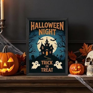 Puede incluir: Un póster enmarcado de Halloween Night Trick or Treat con una casa encantada y fantasmas, expuesto sobre una repisa con calabazas iluminadas, un candelabro de plata con cinco velas, una calavera humana y libros titulados Spooky Tales y Lore of the Night.