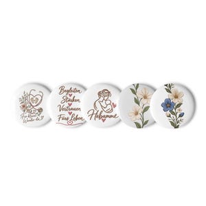 Könnte beinhalten: Fünf runde Ansteckbuttons mit verschiedenen Motiven: ein Stethoskop mit Babyfüßen, der Text "Begleiten Stärken Vertrauen Fürs Leben", eine Silhouette einer Person mit Baby und dem Wort "Hebamme" sowie zwei verschiedene Blumenmuster.