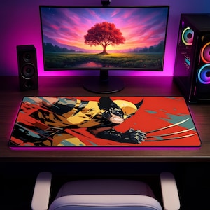 Puede incluir: Una alfombrilla de escritorio rectangular con una ilustración gráfica del personaje Wolverine en un traje amarillo y azul con garras de metal extendidas. El diseño utiliza un fondo rojo vibrante con detalles en negro y azul sobre un escritorio de madera.