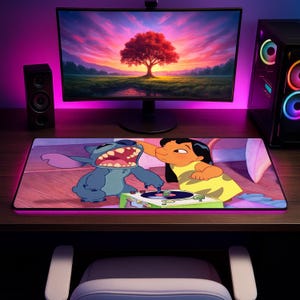 Peut inclure: Un tapis de bureau rectangulaire présentant une impression graphique du personnage bleu Stitch et du personnage humain Lilo interagissant avec un tourne-disque vert. Le tapis est posé sur un bureau en bois sombre devant un écran d'ordinateur.