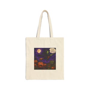 Peut inclure: Un sac fourre-tout en toile de couleur naturelle avec une illustration imprimée d'une sorcière à la peau verte volant sur un balai au-dessus d'un champ de citrouilles sous une pleine lune. Le texte indique I'm just here for the pumpkin patch HA HA HA! et PUMPKIN PATCH.