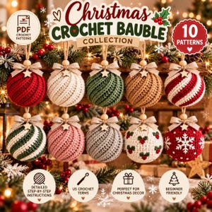 Könnte beinhalten: Eine Sammlung von 10 Häkelanleitungen für Weihnachtskugeln mit verschiedenen Designs, darunter einfarbige Muster, Streifen, Stechpalmenbeeren und Schneeflocken. Jede Kugel ist mit einer Holzperle, einer beigen Schleife und einem kleinen Holzstern verziert.