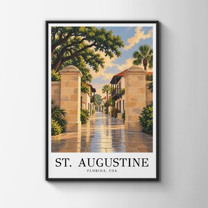 Peut inclure: Une affiche de voyage encadrée représentant une allée en pierre ensoleillée à St. Augustine, Floride, USA. La scène montre deux grands piliers en pierre encadrant un chemin bordé de bâtiments blancs, de palmiers verts et d'un grand chêne.