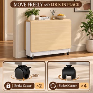 Pode incluir: Uma mesa dobr&aacute;vel retangular com tampo em madeira clara e base branca, equipada com dois rod&iacute;zios com freio e quatro rod&iacute;zios girat&oacute;rios para mobilidade. O texto MOVE FREELY AND LOCK IN PLACE &eacute; exibido acima, com etiquetas Brake Caster e Swivel Caster.