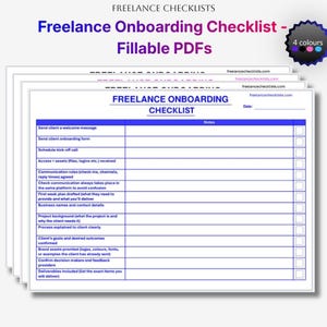 Può includere: Una pila di documenti cartacei bianchi intitolati Freelance Onboarding Checklist con testo e linee blu. Il modulo include righe per attività come l'invio di messaggi di benvenuto, con una colonna per le note e caselle di controllo.