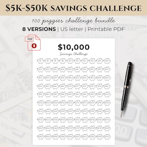 Op de afbeelding: Een printbaar 10.000 dollar spaarchallenge-blad met rijen spaarvarken-iconen met bedragen van 2 tot 200 dollar. Het document is gelabeld als 100 piggies challenge bundle, 8 versions, US letter en bevat een PDF-pictogram en een zwarte pen.