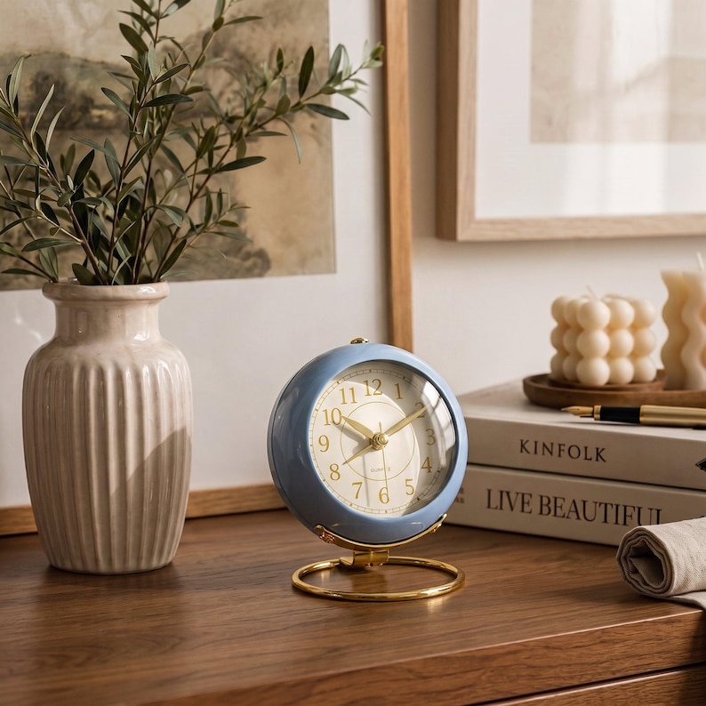 Reloj despertador vintage, reloj de mesita de noche retro de metal con esfera dorada, decoración silenciosa para mesita de noche, verde oliva, azul pizarra, burdeos. imagen 4